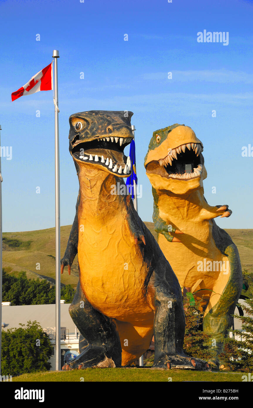 Coppia di modelli giganti del Tyrannosaurus Rex dinosauri in Drumheller, Alberta, Canada Foto Stock