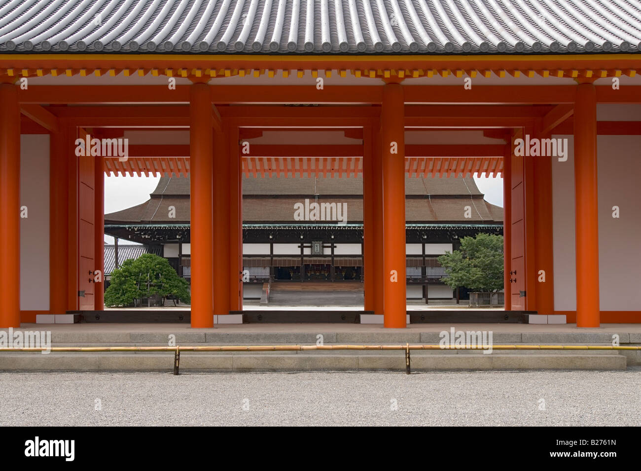 Vista della sala Seiryoden attraverso il vermiglio gate Gekkamon presso il vecchio palazzo imperiale o Gosho nel cuore della citta' di Kyoto Foto Stock