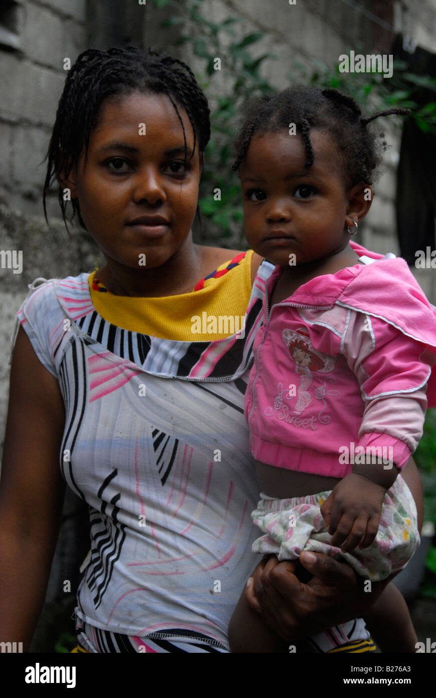 Madre con sua figlia in Jacmel, Haiti Foto Stock