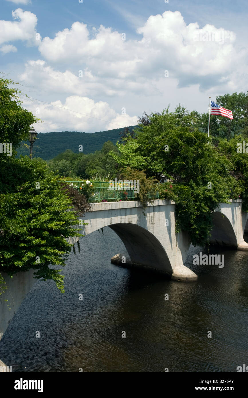 Una popolare meta turistica è la Shelburne Falls Ponte dei fiori che attraversa il fiume Deerfield Foto Stock