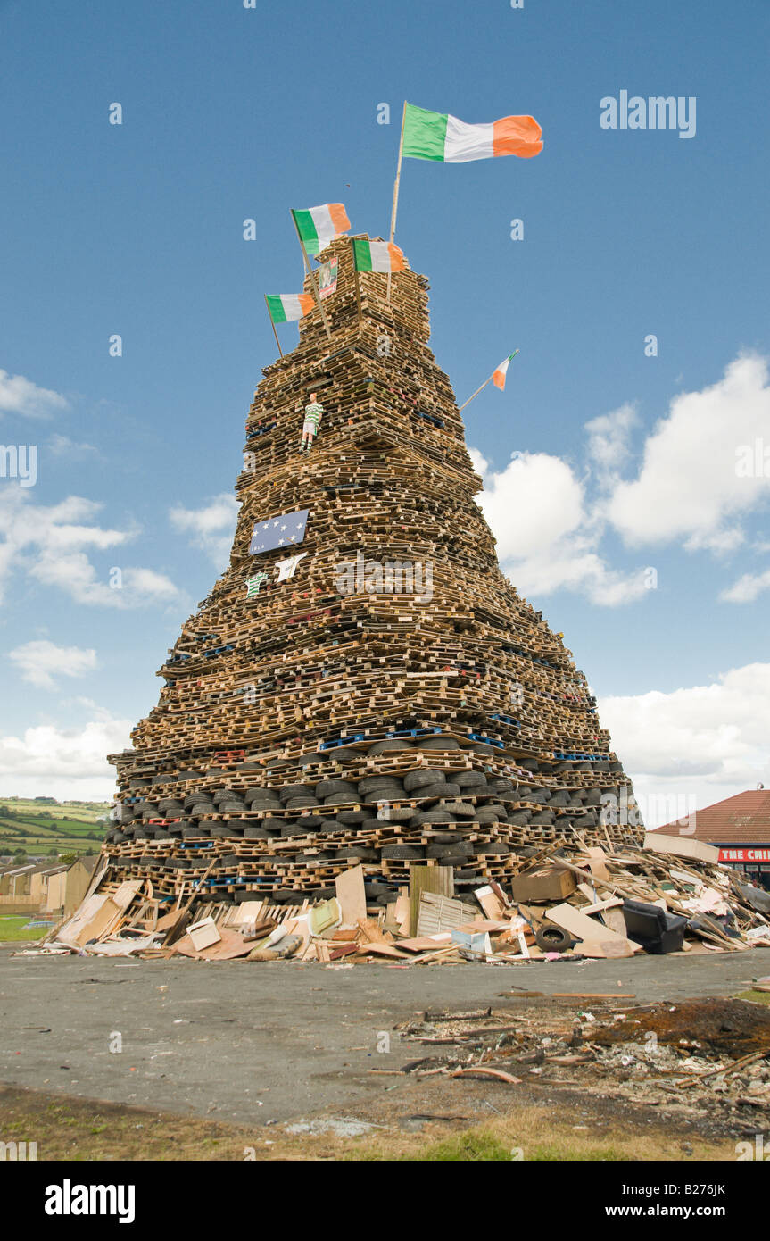 Grandi falò in Mossley, Newtownabbey, Irlanda del Nord, con tricolore irlandese di bandiere e magliette celtico Foto Stock