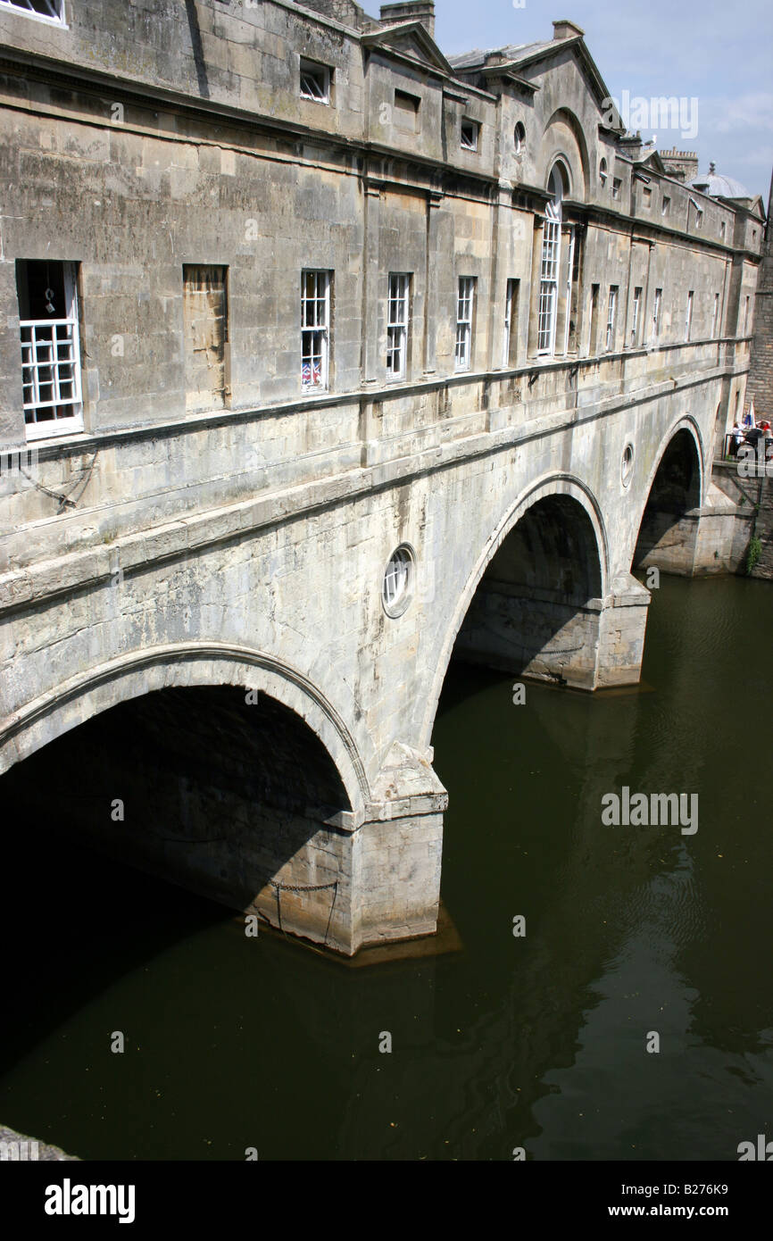 Pulteney Bridge sul fiume Avon, Città di Bath, Somerset, Inghilterra Foto Stock
