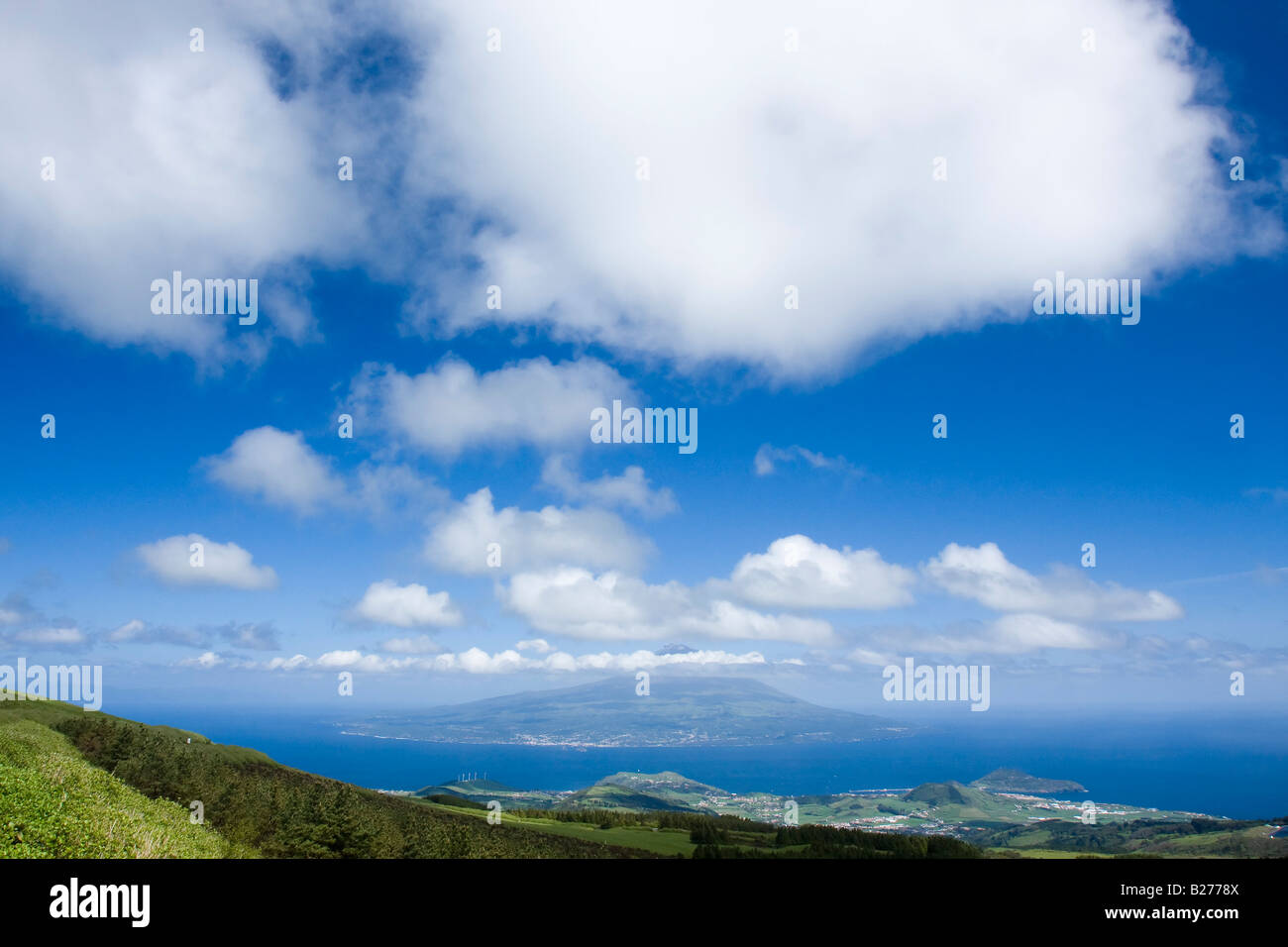 La vista dalla cima della Caldera sulla cima dell'isola di Faial nella distanza è la vicina isola di Pico Foto Stock