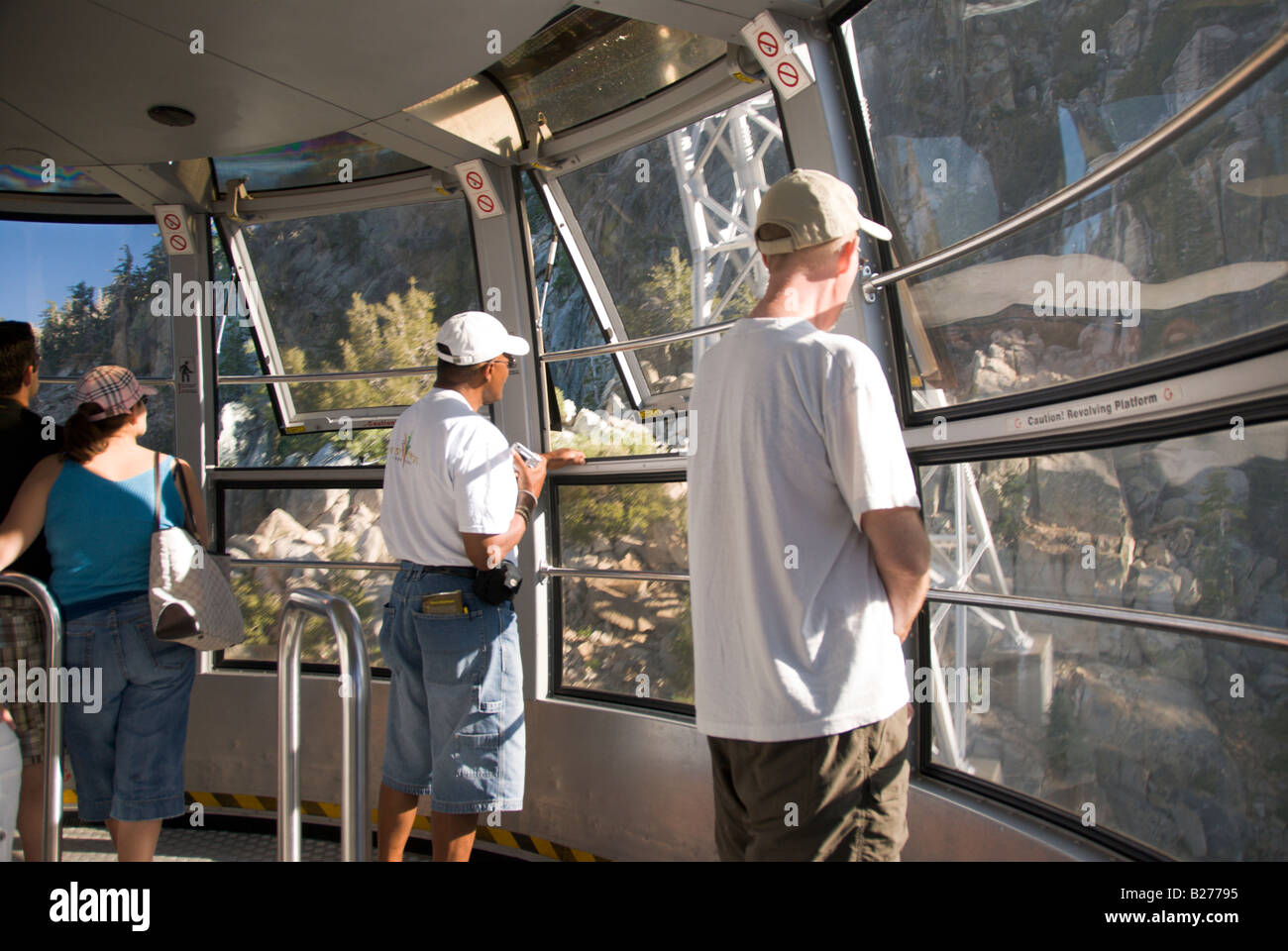 I turisti in cabinovia girevole, Palm Springs Aerial Tramway, California Foto Stock