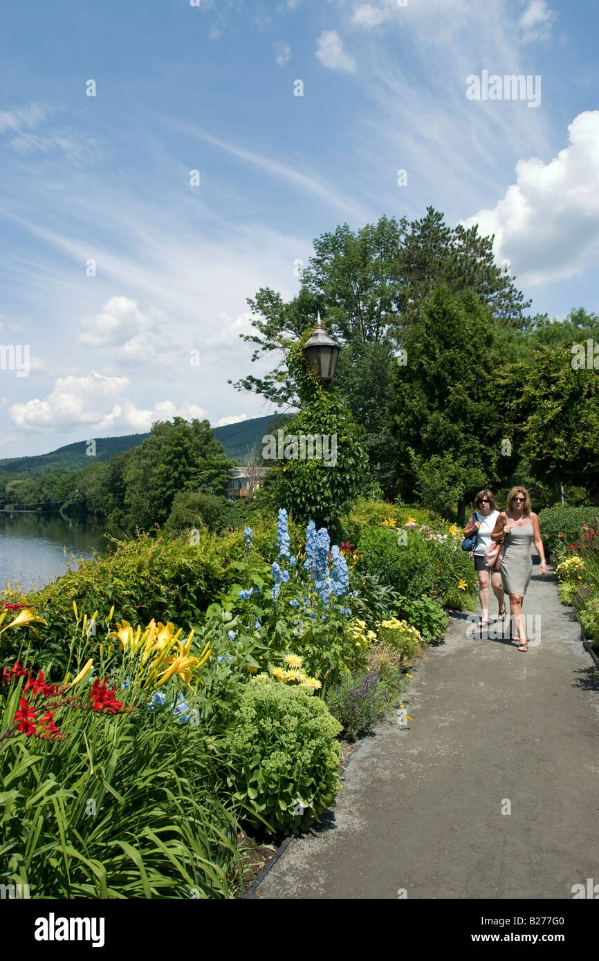 Una popolare meta turistica è la Shelburne Falls Ponte dei fiori che attraversa il fiume Deerfield è un vecchio carro ponte Foto Stock