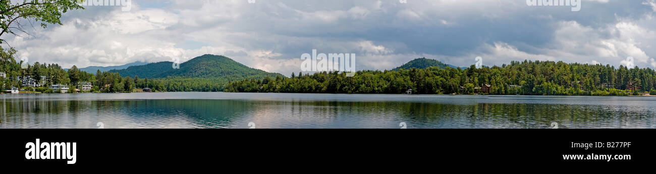 Scenario estivo di un lago e montagne con vegetazione di Lake Placid nell'Adirondack State Park Foto Stock