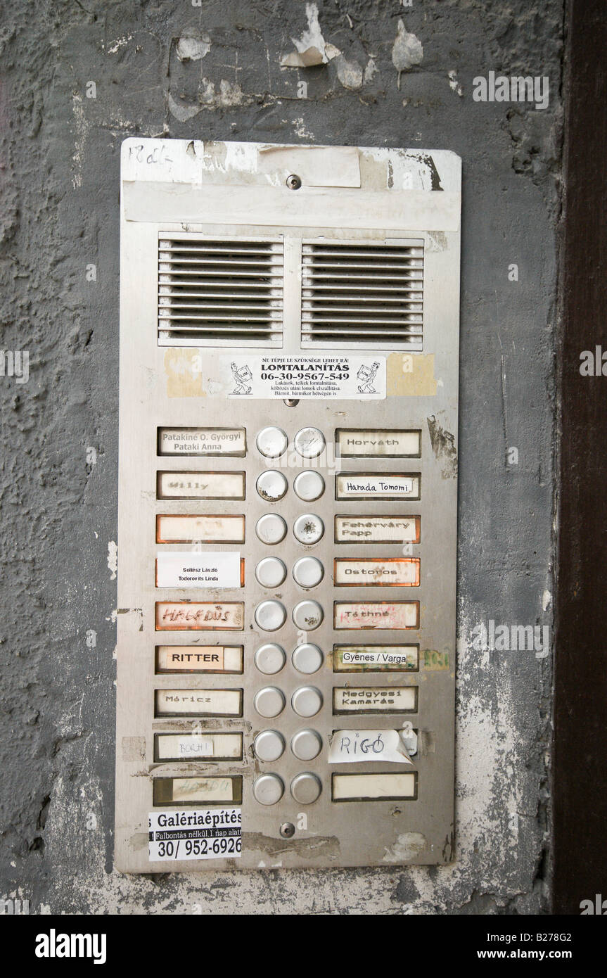Interfono della porta frontale di un blocco di appartamenti Budapest Foto Stock