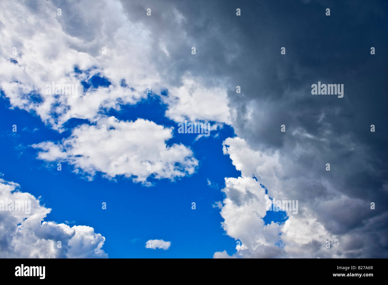 Il maltempo nuvole su un cielo blu Foto Stock