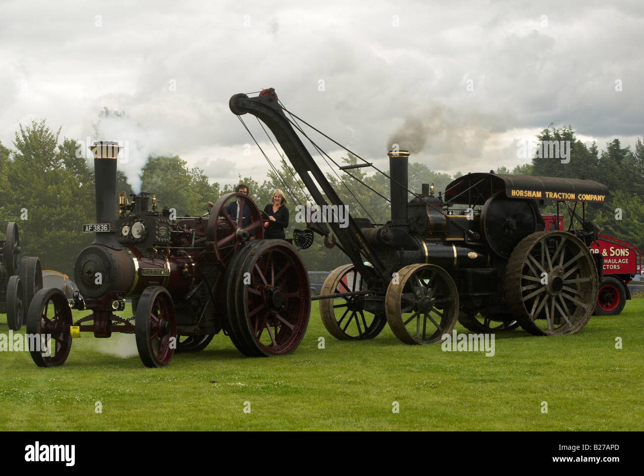Un Burrell 6nhp Scopo generale del motore di trazione costruito nel 1916 traina un Fowler B5 8Gru nhp motore costruito nel 1901. Foto Stock
