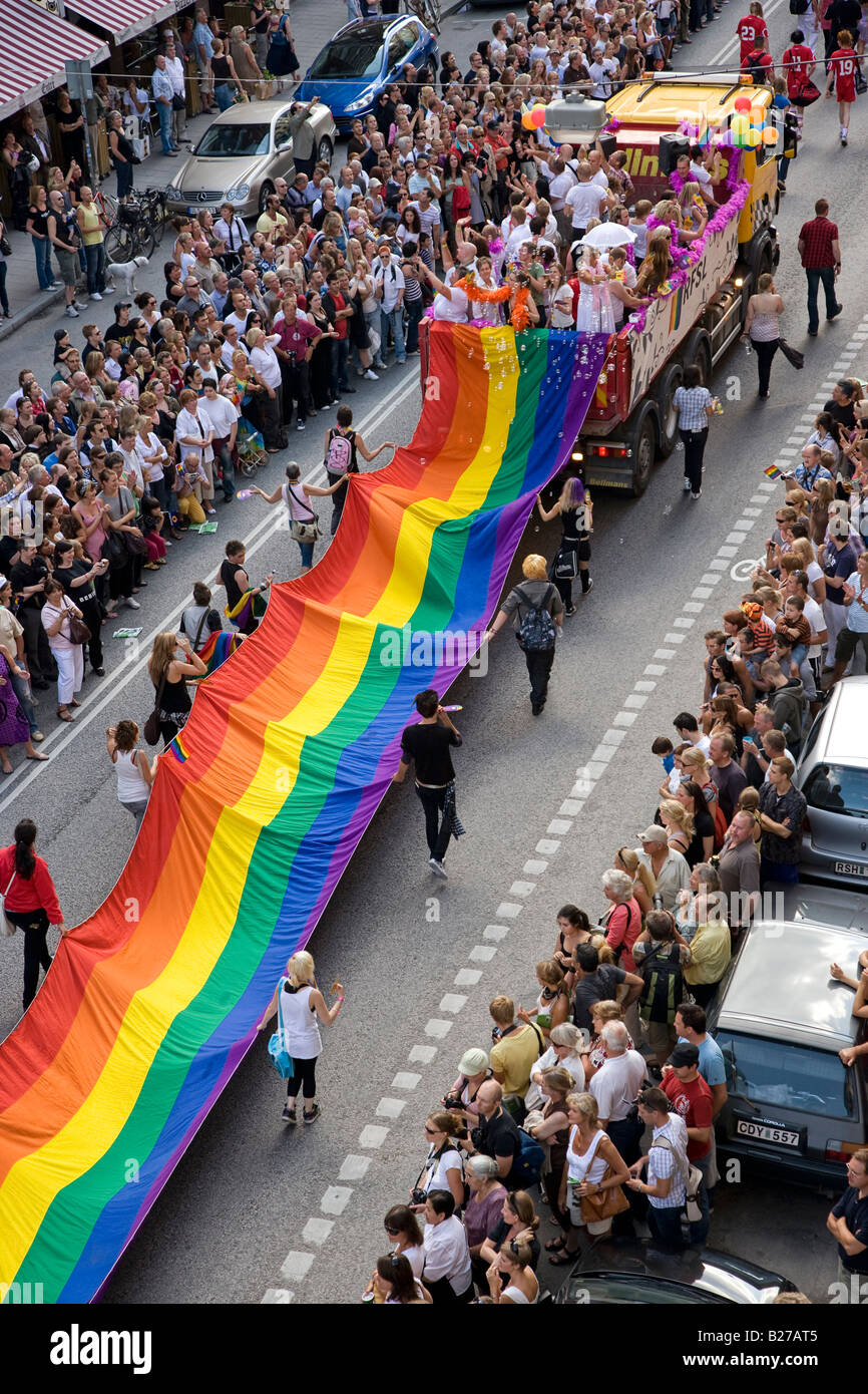 Gay parade di Stoccolma 2007 persone che trasportano bandiera arcobaleno Foto Stock