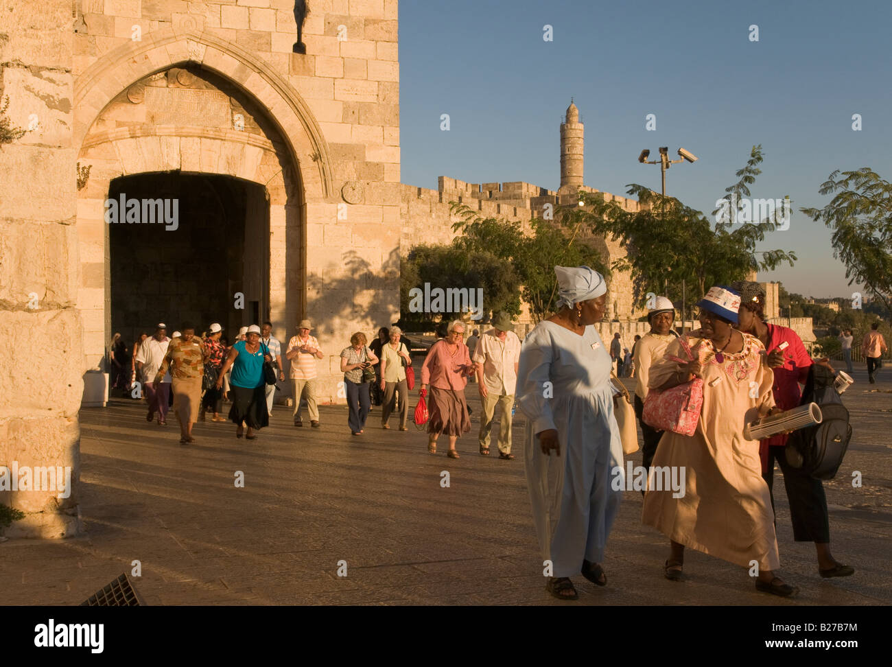 Israele Gerusalemme la città vecchia Porta di Jaffa vista con i turisti che esce attraverso la Porta di Jaffa e la torre di Davide in bkgd Foto Stock