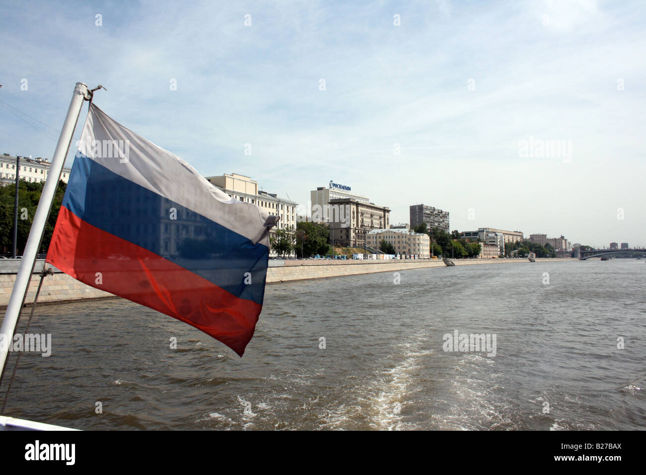Bandiera russa su una barca che va verso un fiume di Mosca Foto Stock
