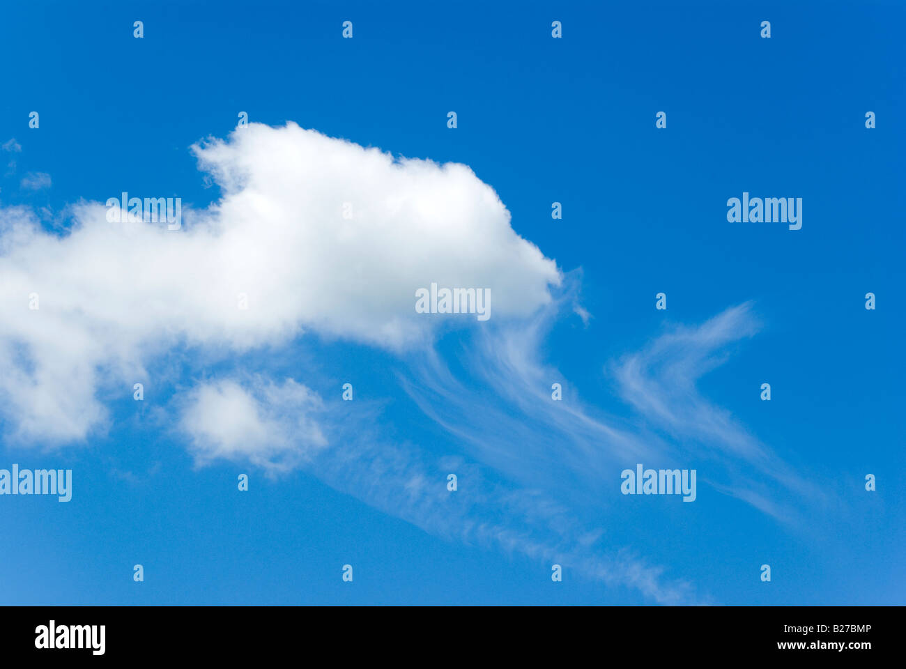 Spazzate dal vento di cristalli di ghiaccio e sotto forma di umidità di striature di caduta dal diminuire cumulus cloud Foto Stock