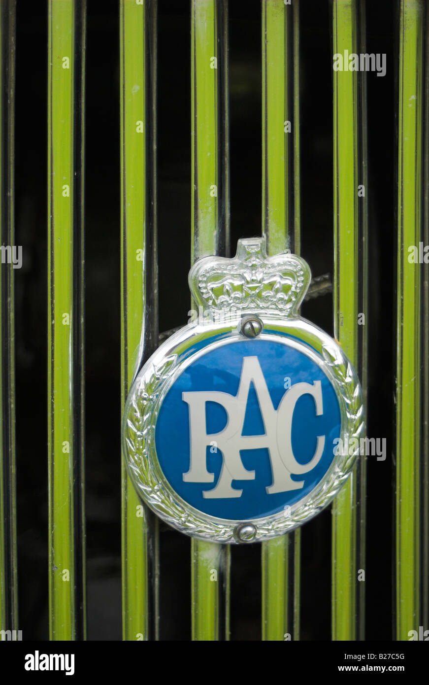 Un vecchio stile di RAC (Royal Automobile Club (di Gran Bretagna) badge e auto grill. Foto Stock