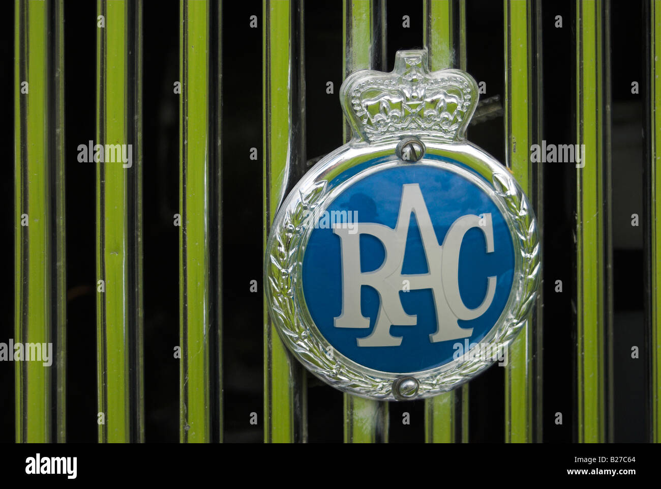 Un vecchio stile di RAC (Royal Automobile Club (di Gran Bretagna) badge e auto grill. Foto Stock