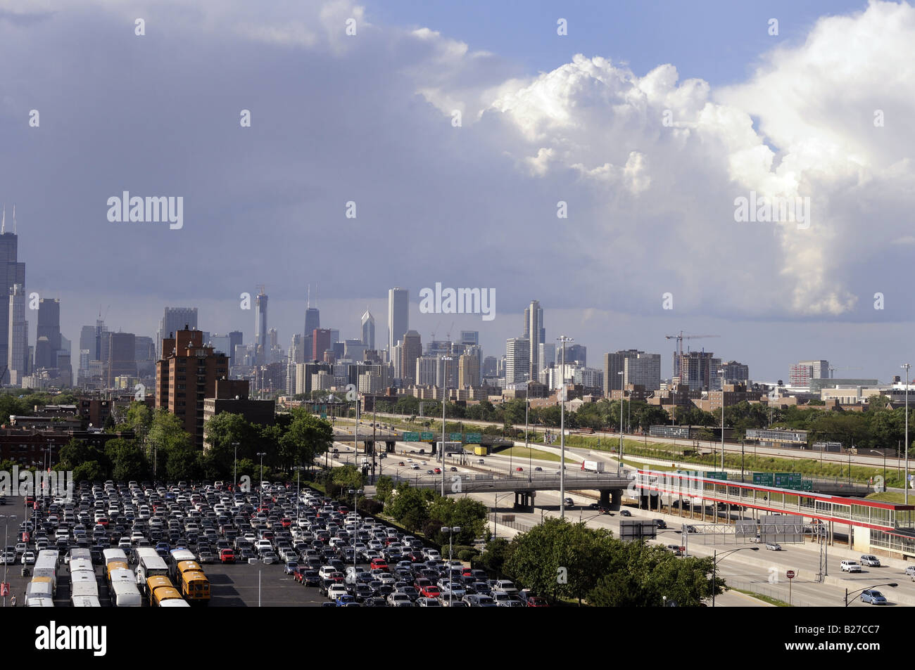 La città di Chicago con il Dan Ryan Expressway e la Chicago Transit Authority Linea Rossa a destra. Foto Stock