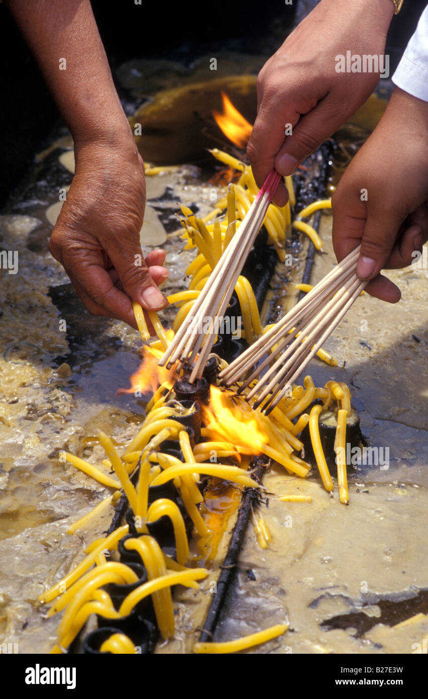 Wat Chalong candele devozionali PHUKET THAILANDIA Foto Stock