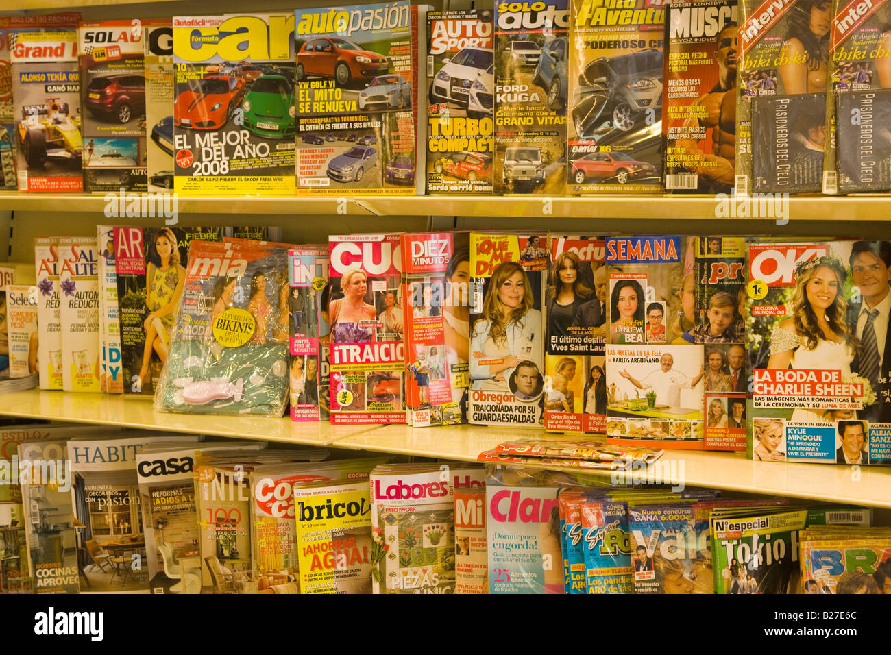 Selezione di lingua spagnola di riviste di scaffalature in SuperCor Torremolinos Spagna Foto Stock
