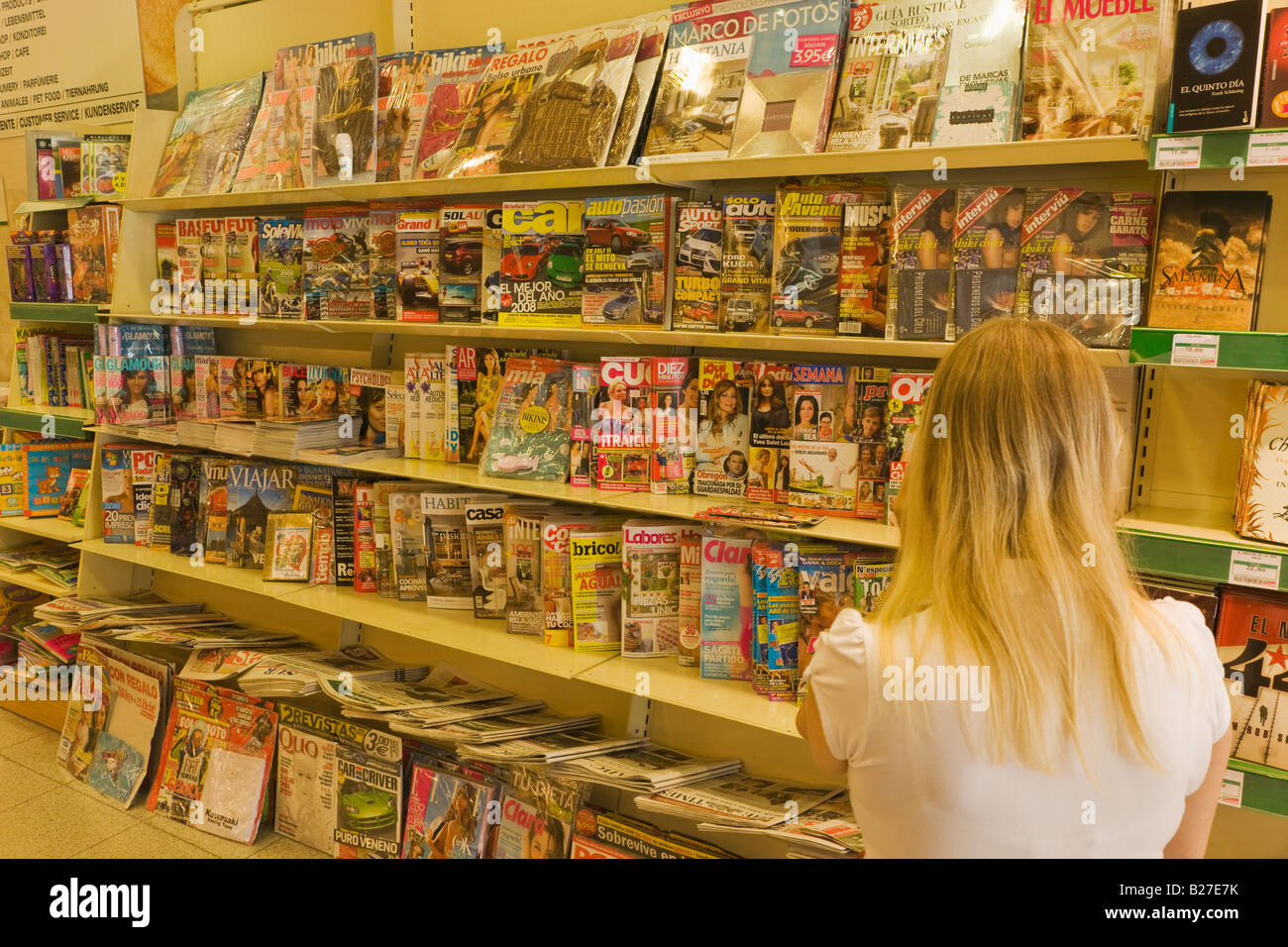 Selezione di lingua spagnola di riviste di scaffalature in SuperCor Torremolinos Spagna Foto Stock