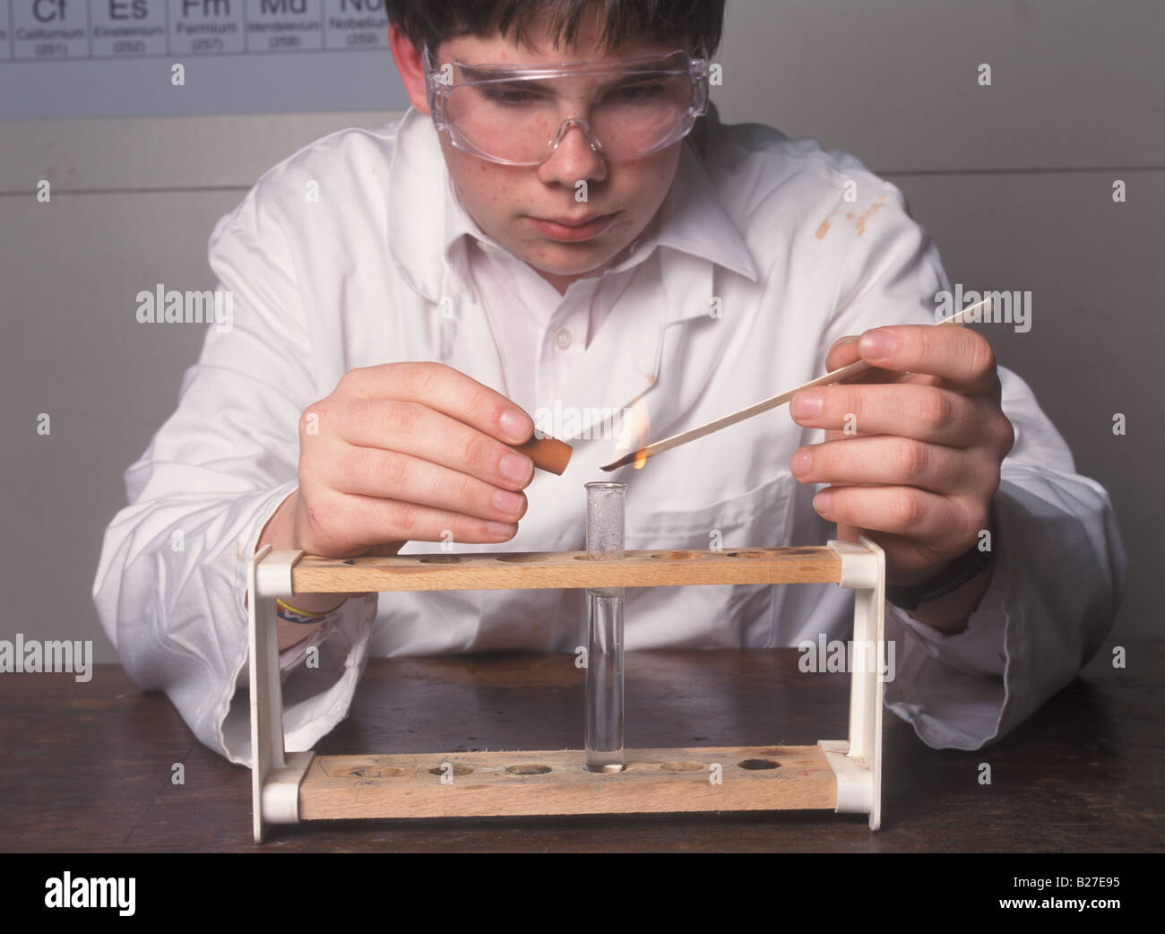 Test della pupilla per idrogeno attraverso il mantenimento di una masterizzazione di stecca di legno vicino alla bocca di un tubo di prova Foto Stock