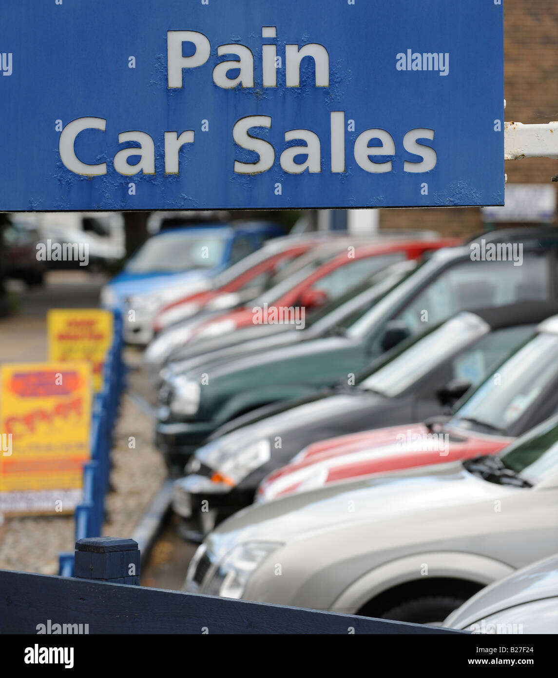 Una concessionaria di automobili in Worthing che opera sotto il nome di Pain Car Sales. Foto di Jim Holden. Foto Stock