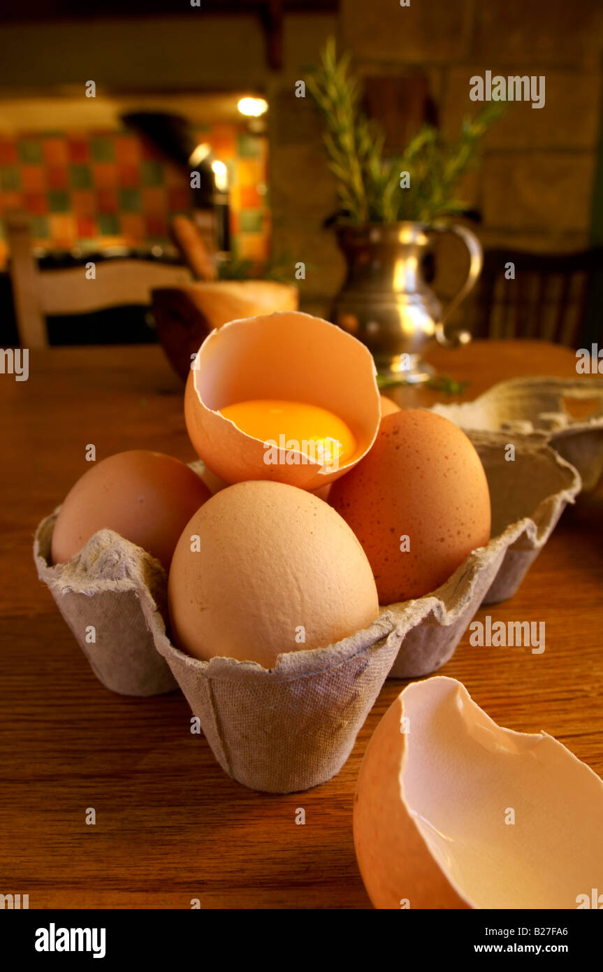 Organico fresco uova in una cucina di paese Foto Stock