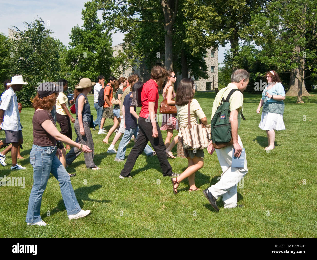 I genitori e i futuri studenti su studente-led ufficio ammissioni tour di Swarthmore College campus di attraversamento Foto Stock