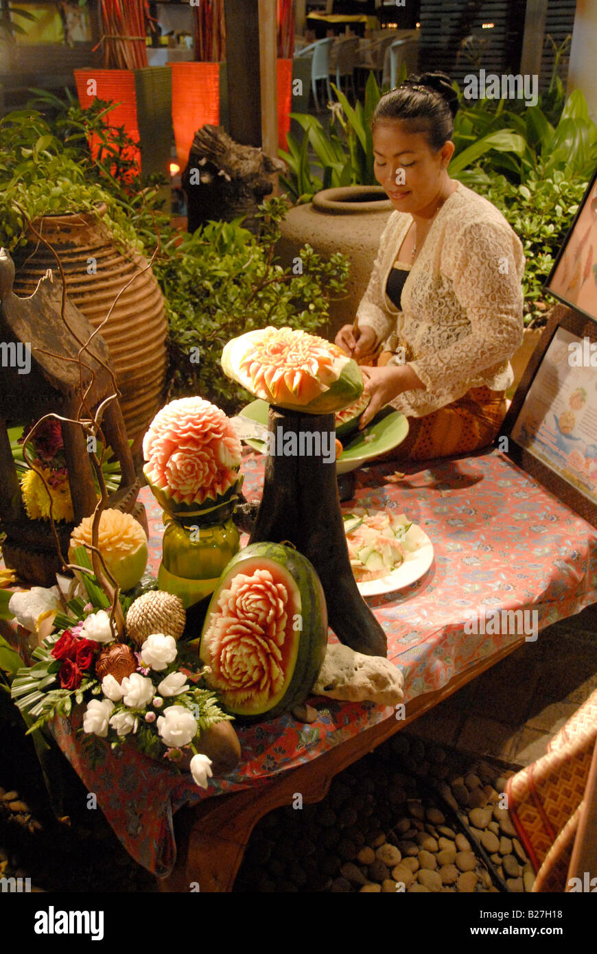 Signora rendendo il cibo fresco il display con cocomero, Patong beach , patong , phuket , della Thailandia Foto Stock