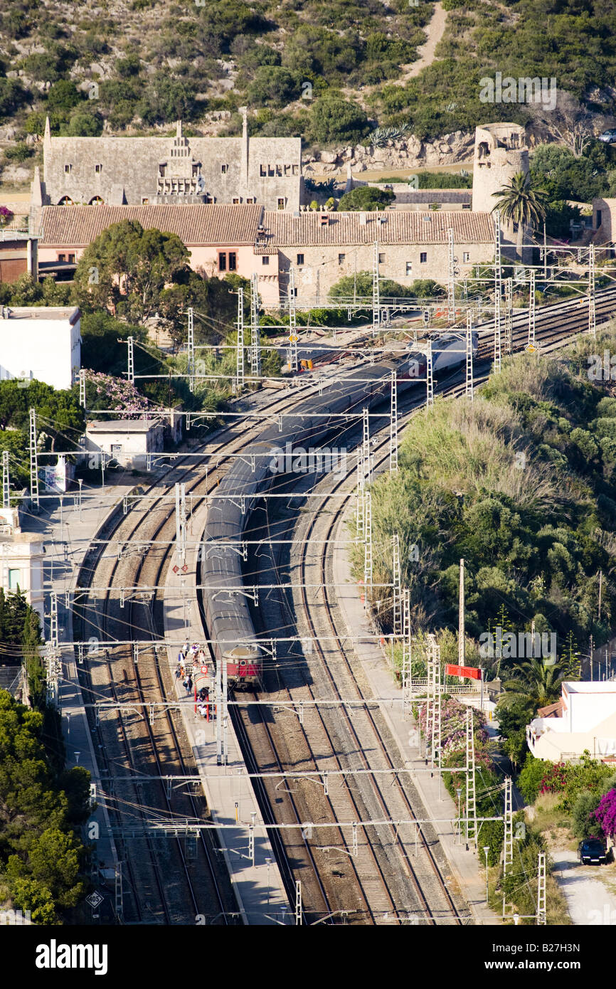La stazione ferroviaria e la bodegues güell in garraf Foto Stock