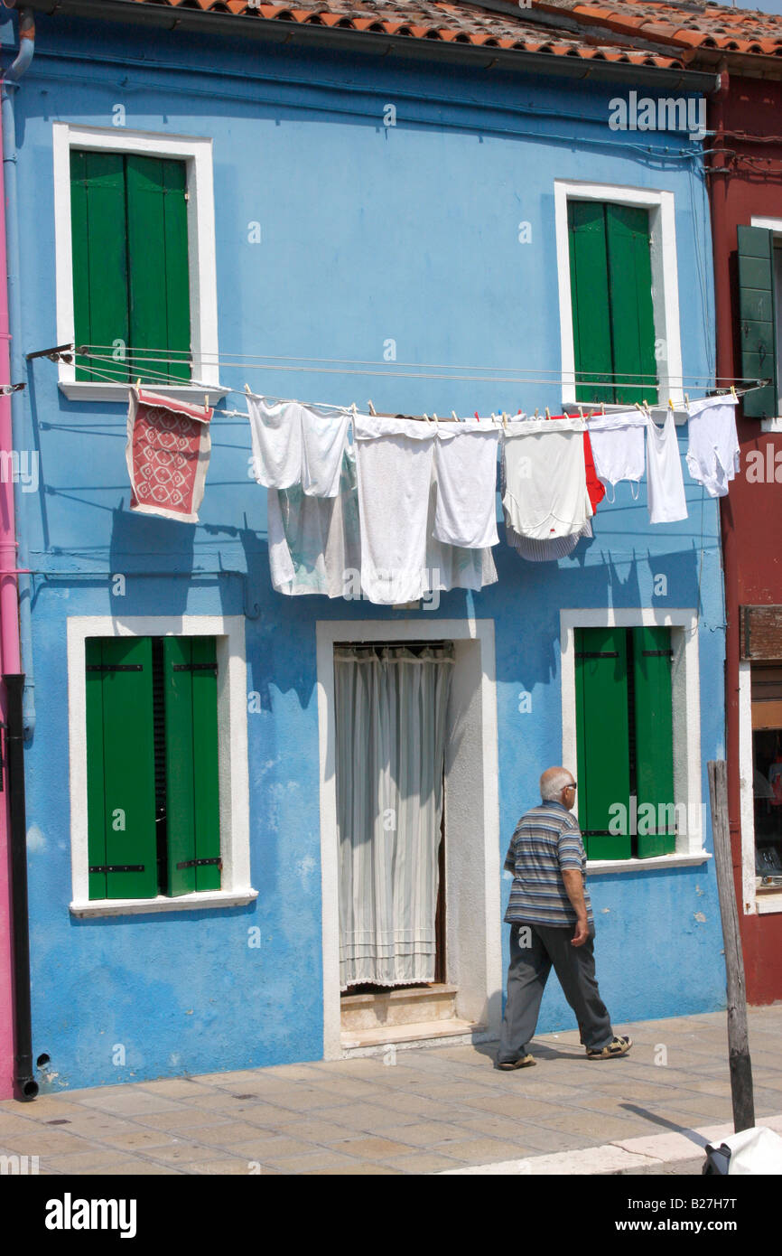 Blue House con lavaggio appendere fuori a Burano,Laguna veneziana,Italia Foto Stock