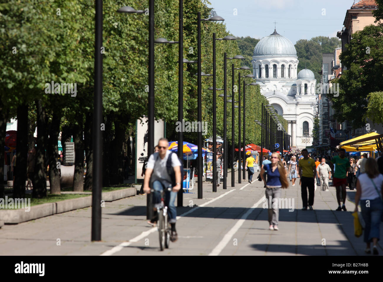 Licenza Lituania Kaunas Laives alley città nuova St Michaels chiesa Foto Stock