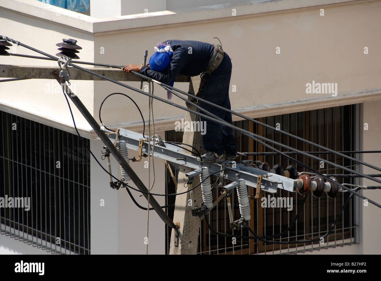 Dormire sul lavoro, bangkok elettricità lavoratore , Bangkok , Thailandia Foto Stock