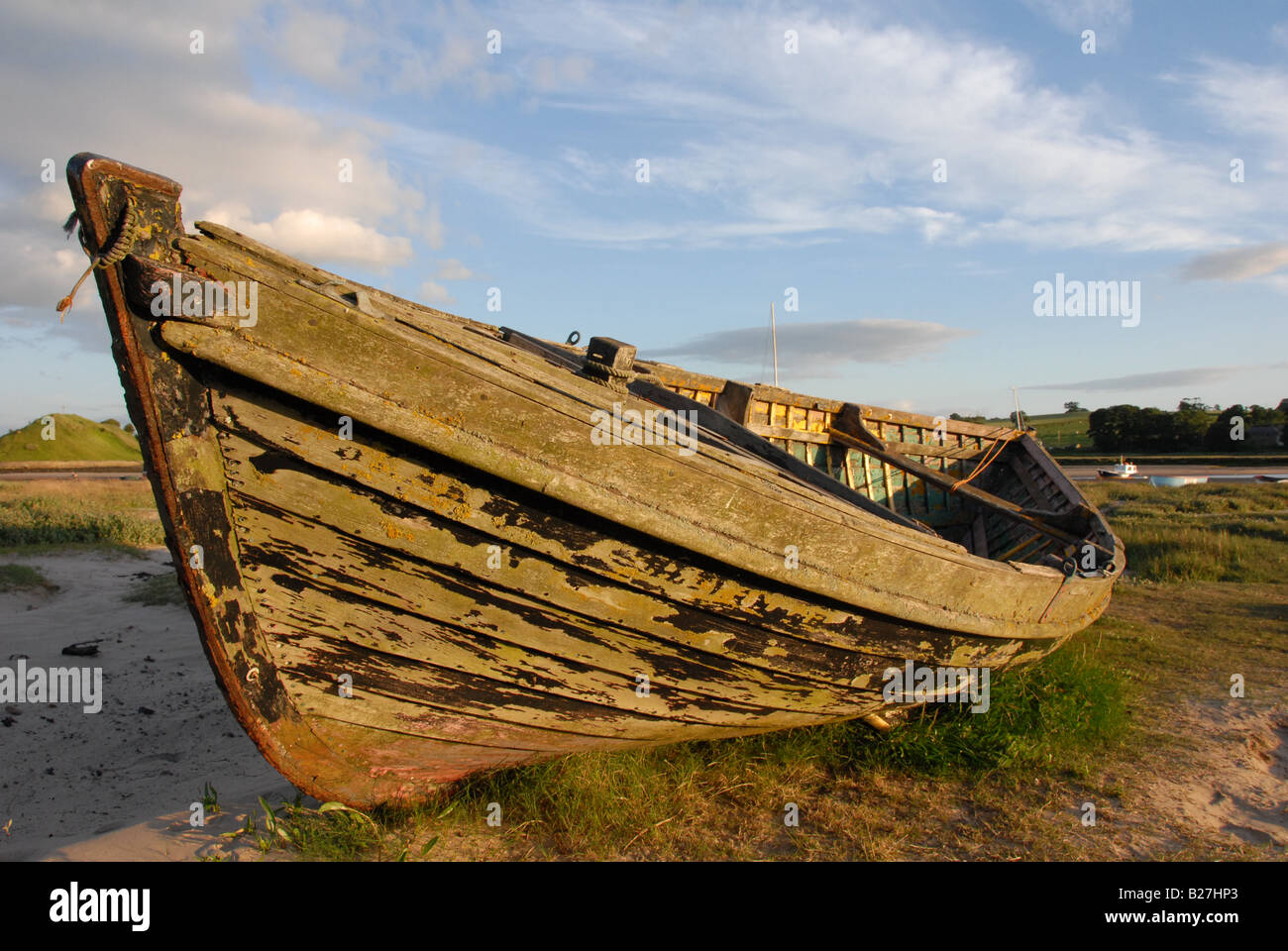 Vecchia barca a remi sulla riva Foto Stock
