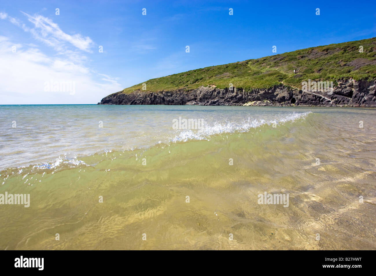 Un onda increspata a Porthcothan Bay in North Cornwall,UK. Foto Stock