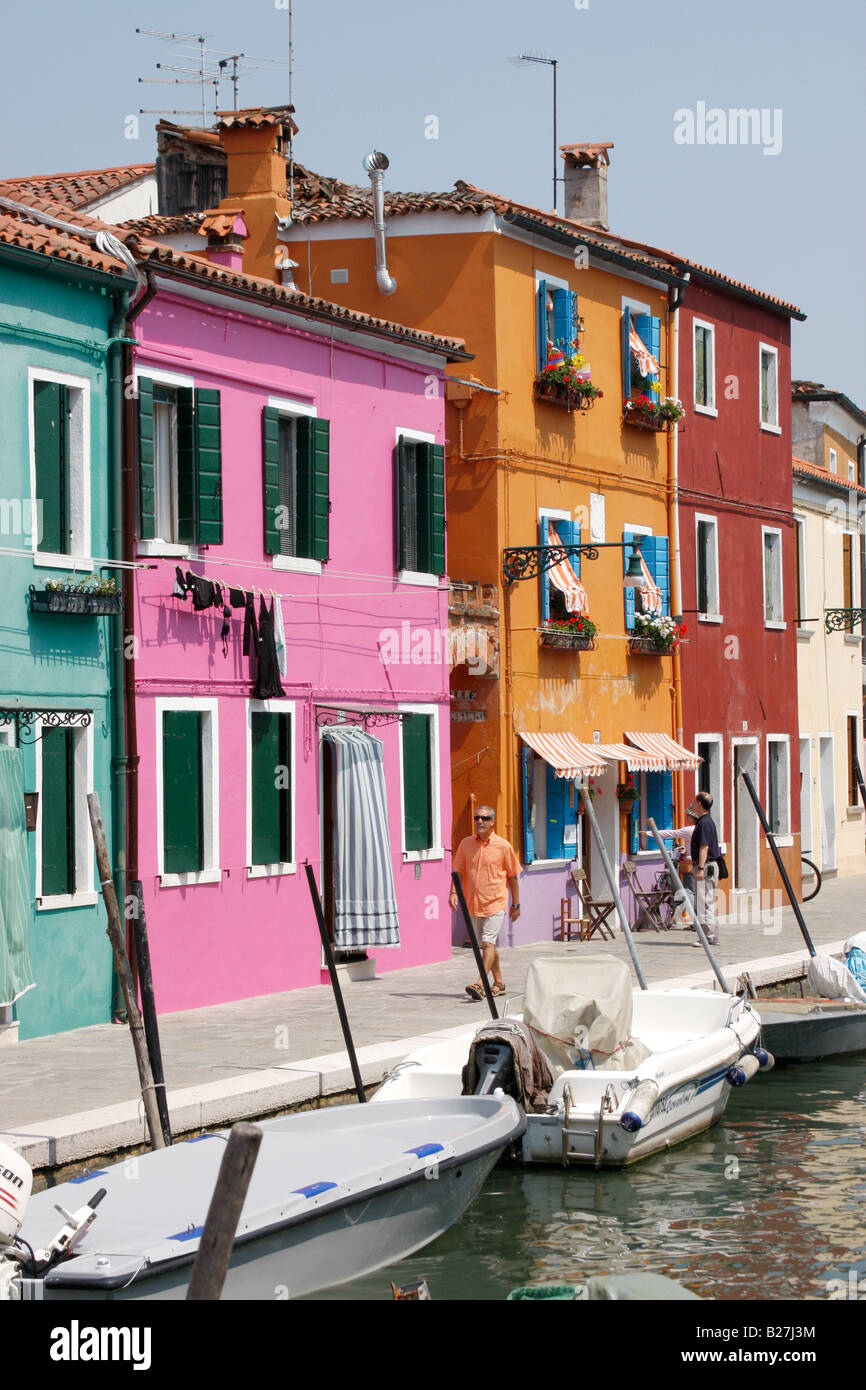 Fila di dipinto luminosamente case di Burano,Laguna veneziana,Italia Foto Stock