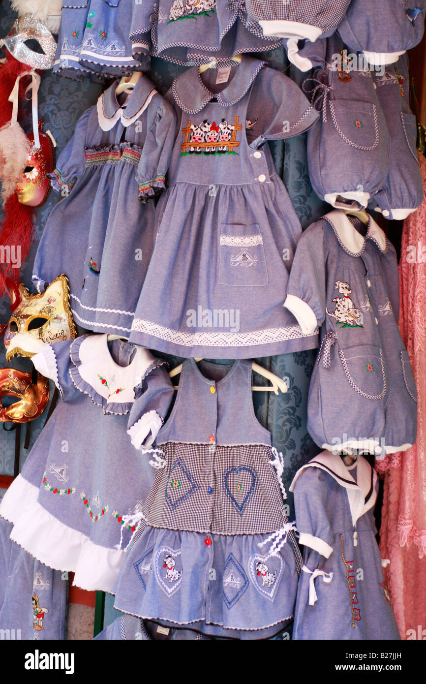 Tradizionale blu abiti per bambini di creare bellissimi souvenir sull isola  veneziana di Burano Foto stock - Alamy