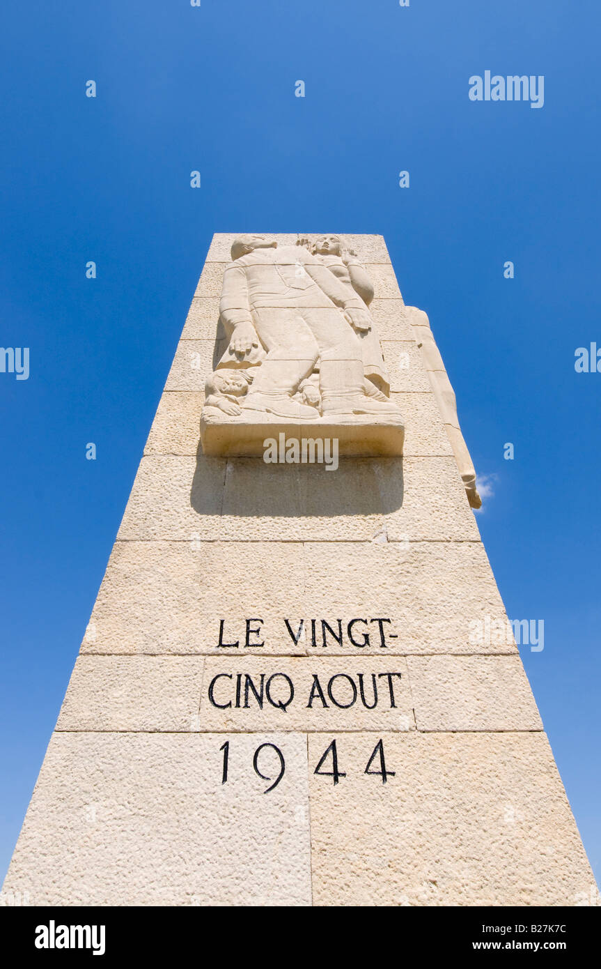 Monumento a 124 massacrato gli abitanti di un villaggio di Maillé dai soldati nazista al fine di WW2 - a fianco di N10 sulla strada principale - Indre-et-Loire, Francia. Foto Stock