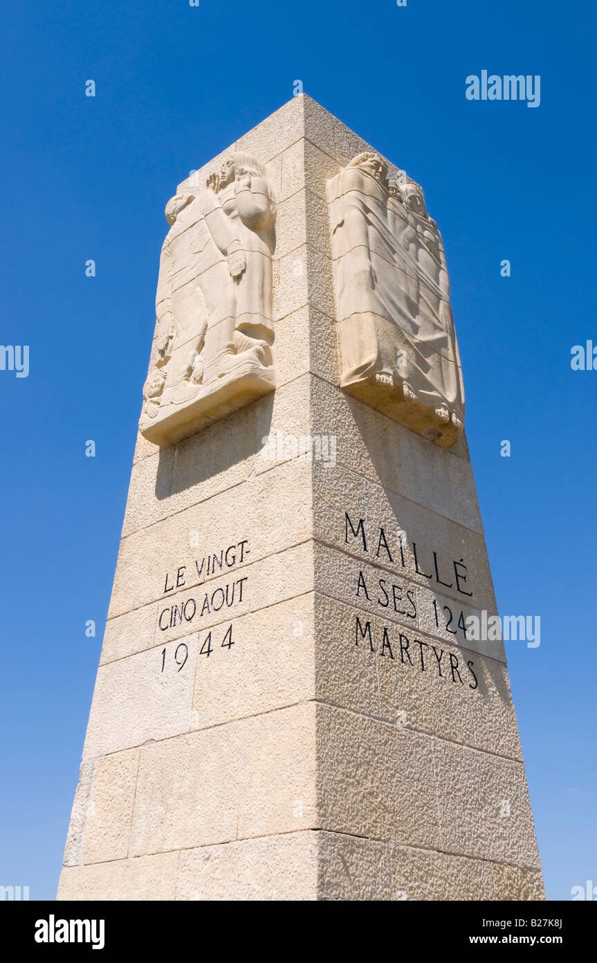 Monumento a 124 massacrato gli abitanti di un villaggio di Maillé dai soldati nazista al fine di WW2 - a fianco di N10 sulla strada principale - Indre-et-Loire, Francia. Foto Stock