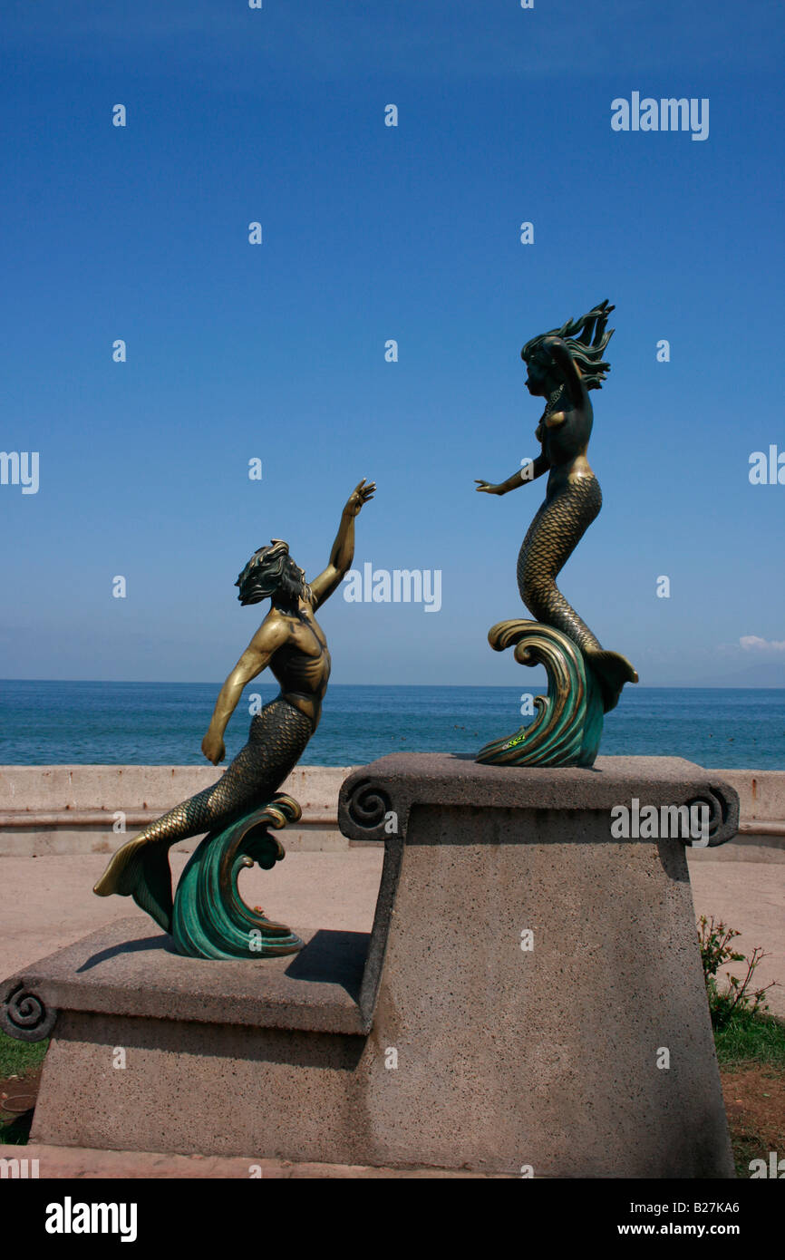 Triton e Nereida uno il bronzo e sculture pubbliche fodera Puerto Vallarta il Malecon Foto Stock