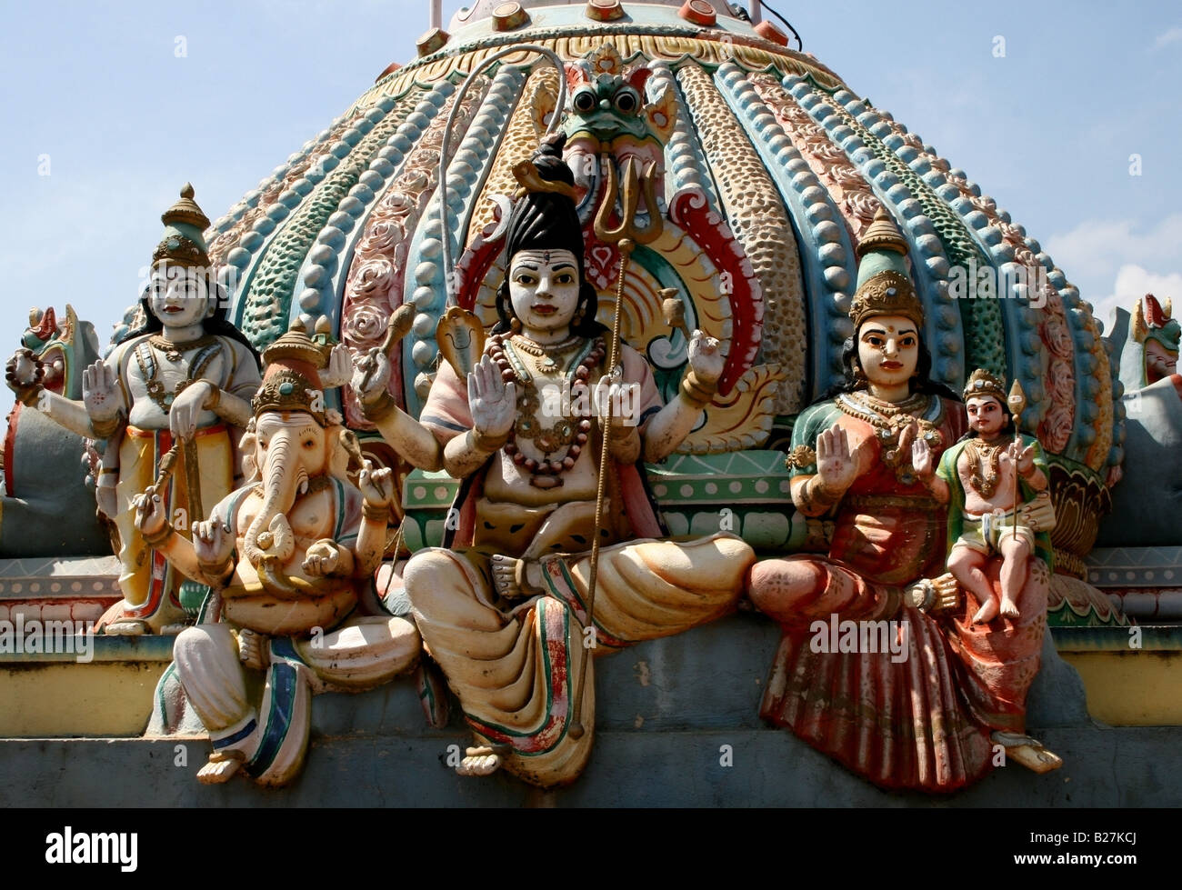 Semplice torre del tempio che mostra il signore Shiva , sua moglie Parvati e i loro due figli Ganesh e Karthikeyan , India del Sud Foto Stock
