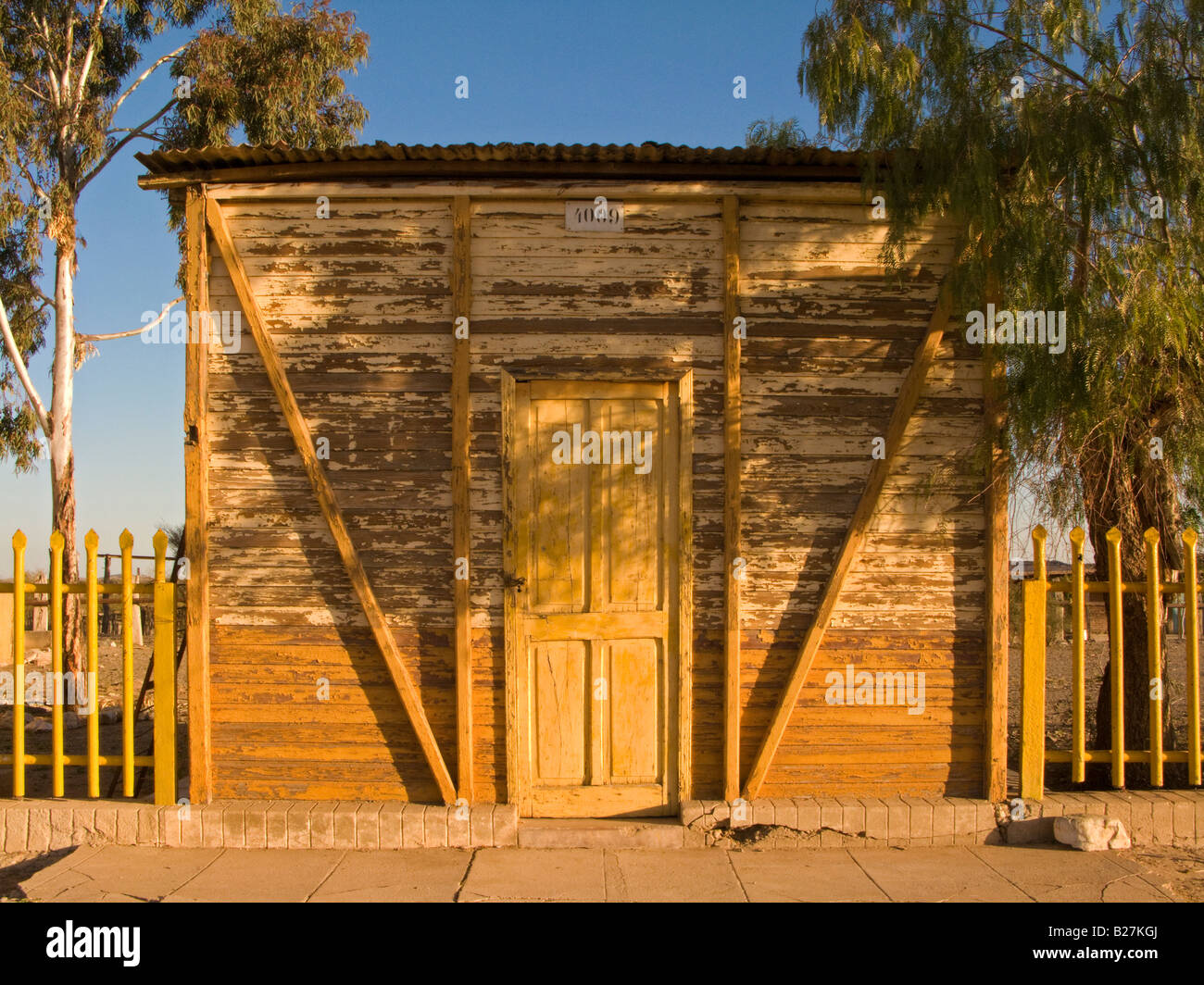 Cabinet in legno ad un abbandono della stazione ferroviaria di western Argentina Foto Stock