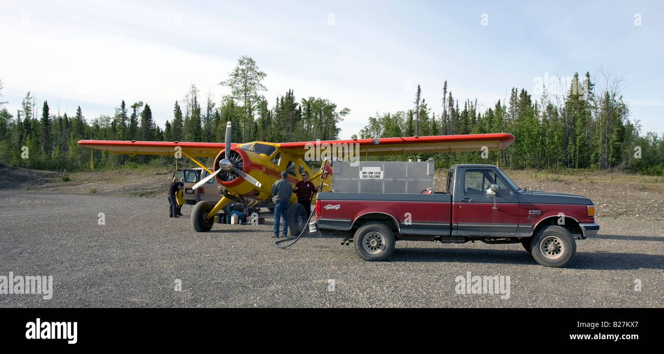 Manutenzione/rifornimento aereo, McCarty pista di atterraggio per aerei, Wrangell aria di montagna, McCarthy, Alaska, STATI UNITI D'AMERICA Foto Stock