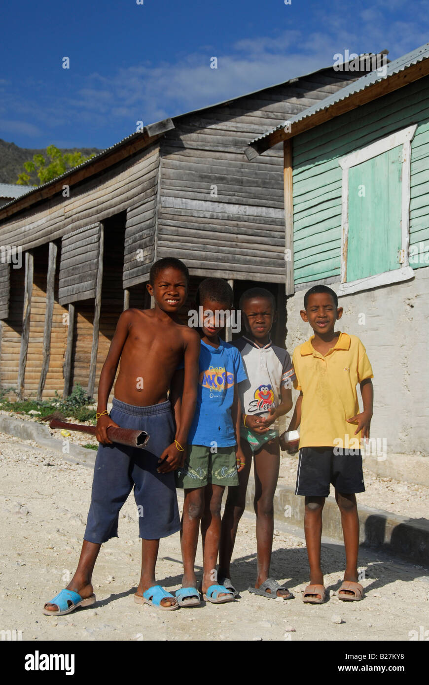 Bambini locali in un villaggio vicino a Duverge sulla riva sud del lago Enriquillo, Repubblica Dominicana Foto Stock