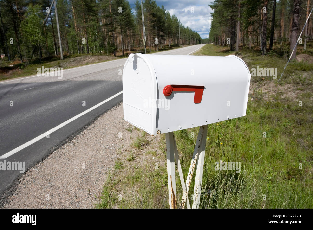 Cassetta postale di bianco su strada Foto Stock