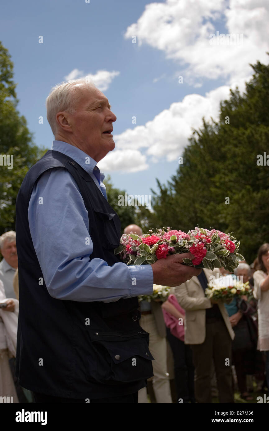Veterano leader laburista Tony Benn parla prima della posa di una corona di fiori sulla tomba di James Hammett a Tolpuddle, Dorset nel luglio 2008 Foto Stock