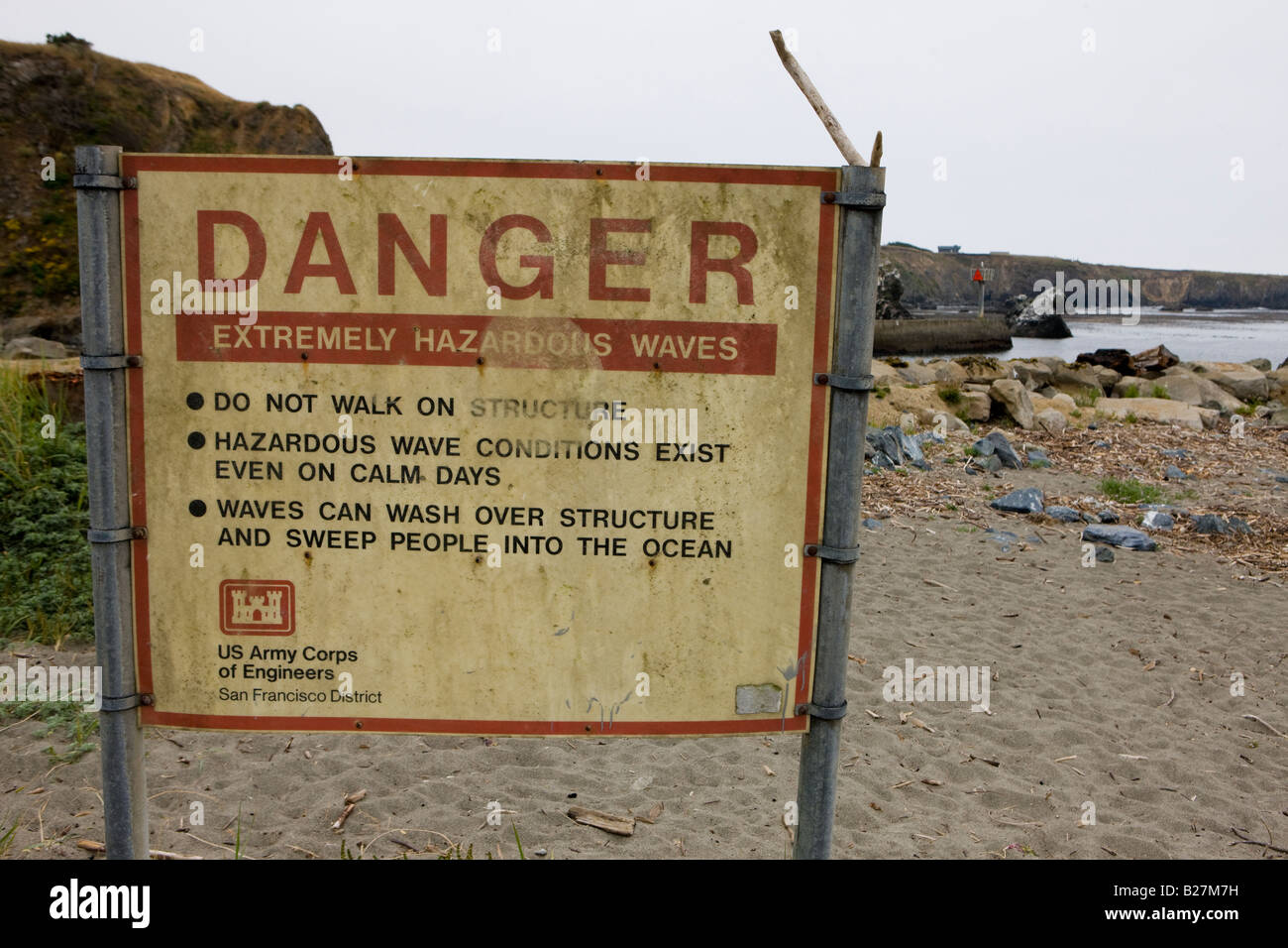 Un US Army Corpo degli Ingegneri segnaletica di pericolo avviso frequentatori di spiaggia di estremamente pericolose onde, Noyo Harbour, Fort Bragg, California Foto Stock