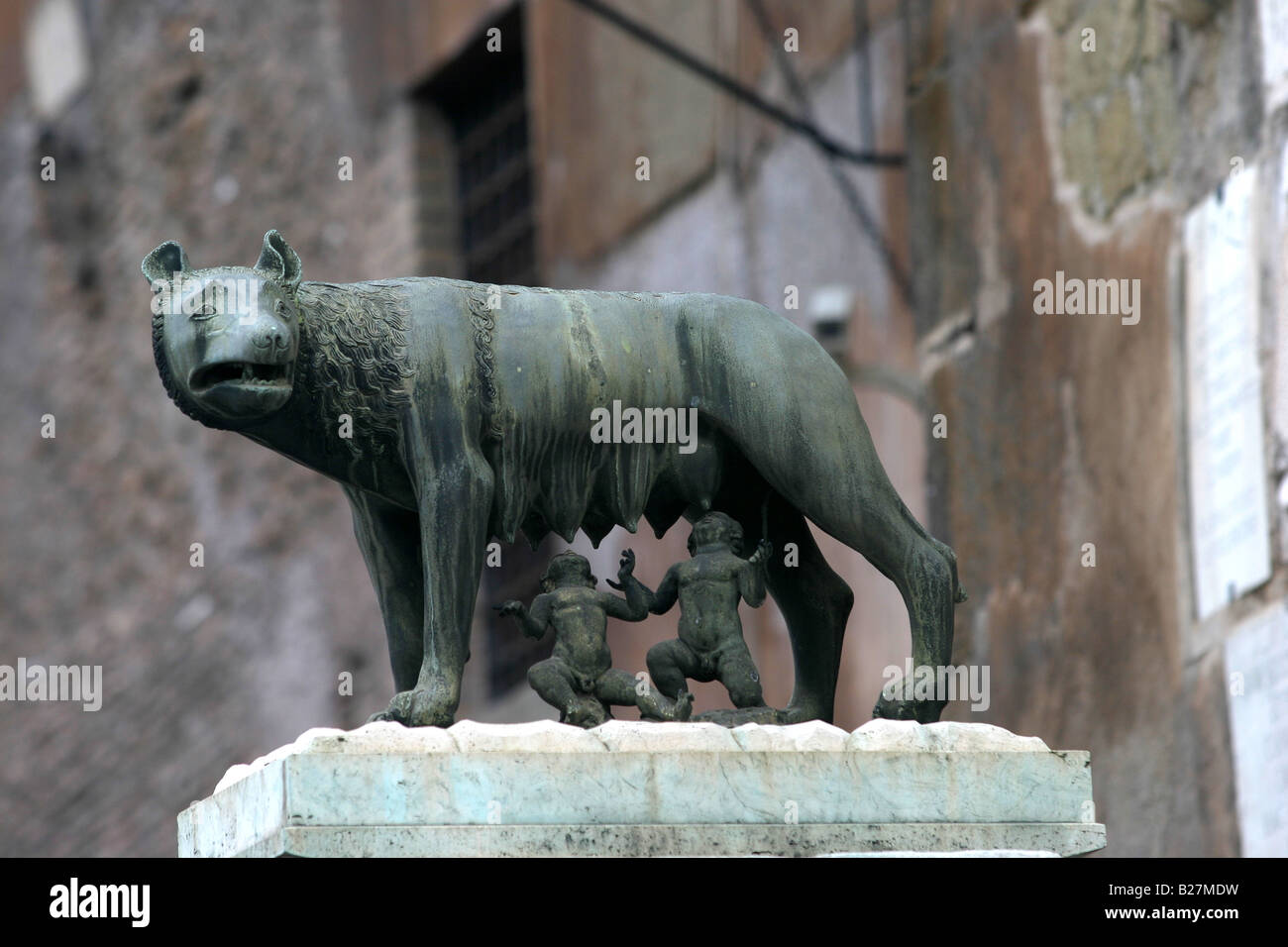 Un bronzo del lupo e Romolo e Remo alimentazione nella Roma antica Foto Stock