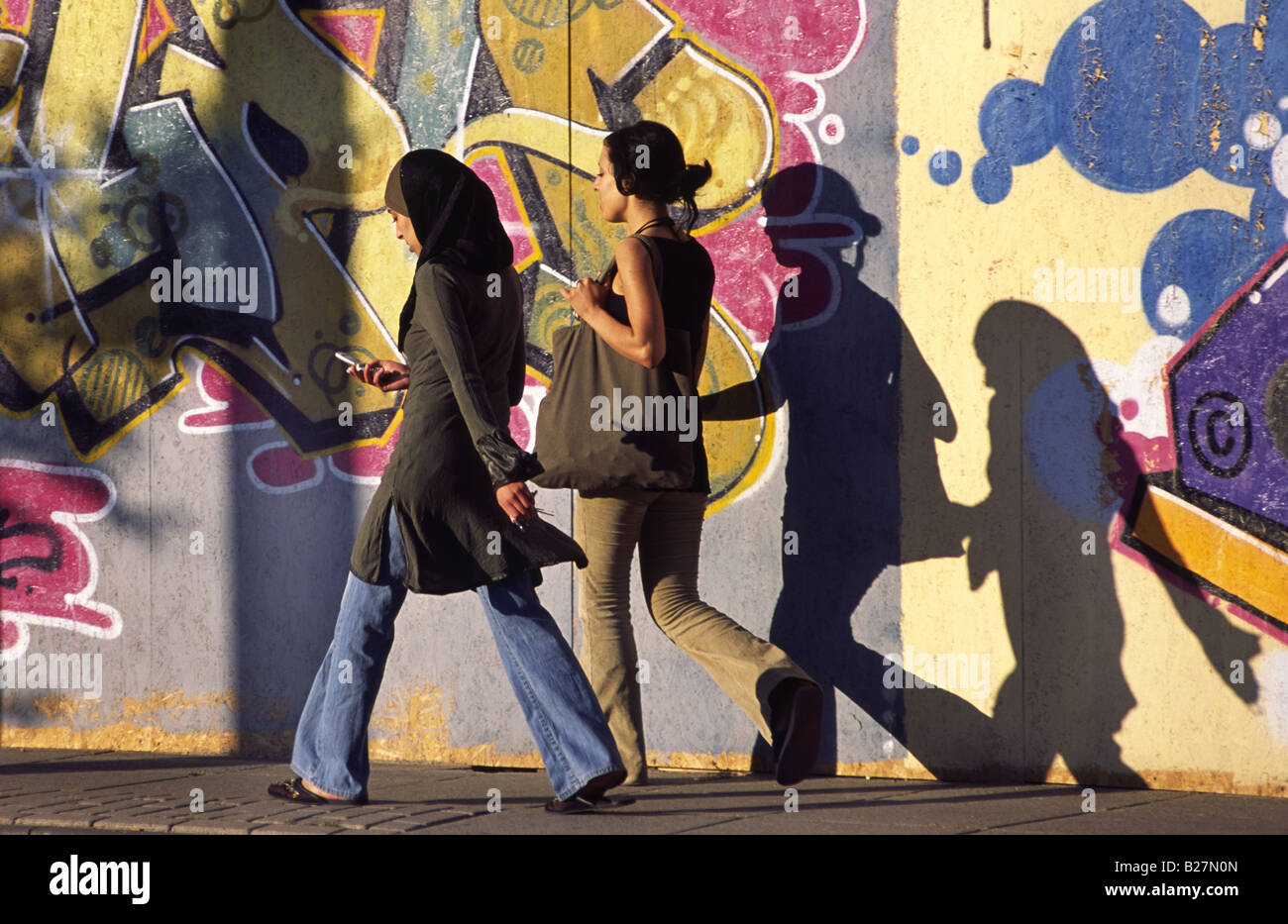 Immigrato musulmano ragazze in un sobborgo. Amsterdam, Paesi Bassi. Foto Stock