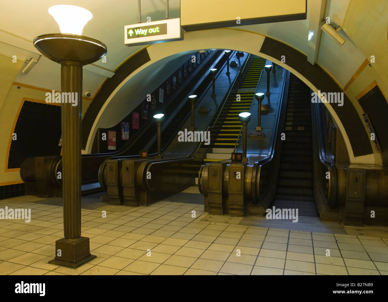 Art Deco Southgate Stazione della Metropolitana escalator linea Piccadilly Londra Foto Stock