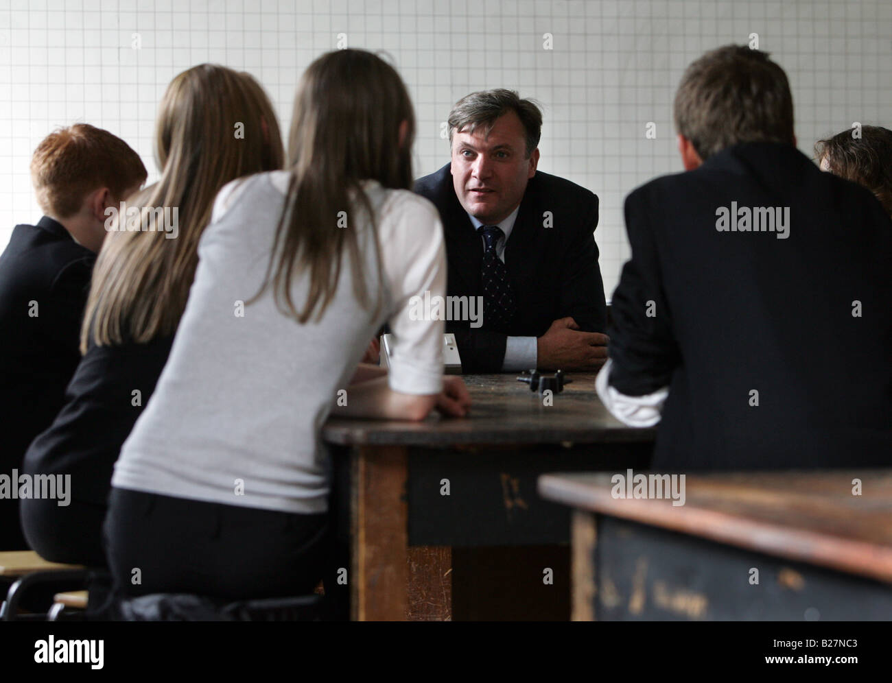 Ed BALLS MP. Il segretario di Stato per i bambini, le scuole e le famiglie colloqui con gli alunni a Durham Johnston Scuola in Durham. Regno Unito Foto Stock